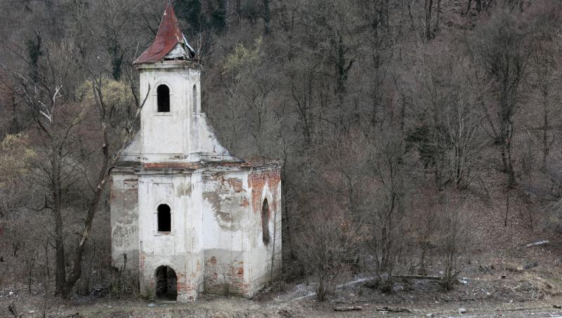 Bisericile din adâncuri. Lăcașurile de cult din România care încă rezistă, deși sunt sub ape de zeci de ani