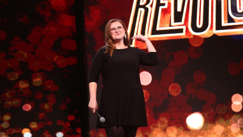 Finala Stand-up Revolution sezonul 1, 7 august 2022. Hannah Becker, lecție de stand-up ca la carte în finală. „Stand-up pur sânge”