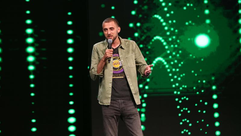 Alexandru Dobrotă a stârnit hohote de râs cu poveștile sale despre bunica lui și viața la țară. Concurentul a primit aplauze la scenă deschisă.