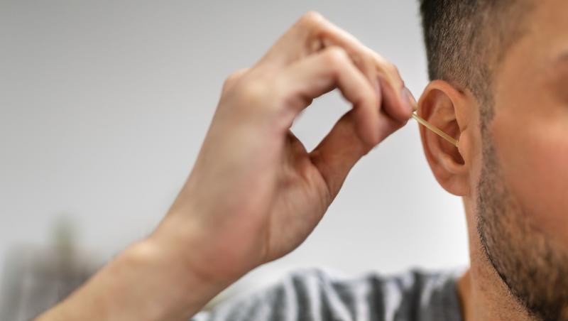 Ce se întâmplă dacă folosești bețișoare de urechi. Care sunt riscurile și de ce nu trebuie să le utilizezi