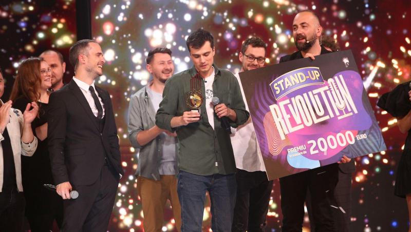 Cum l-a felicitat Vio pe Sergiu Mirică, câștigătorul Stand-Up Revolution. Imaginea amuzantă cu „adevăratul” trofeu. „Dream team”