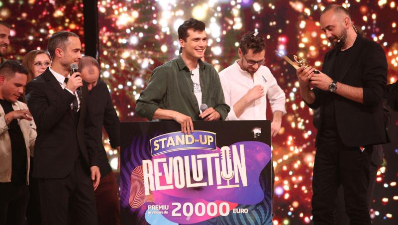 Cum l-a felicitat Vio pe Sergiu Mirică, câștigătorul Stand-Up Revolution. Imaginea amuzantă cu „adevăratul” trofeu. „Dream team”