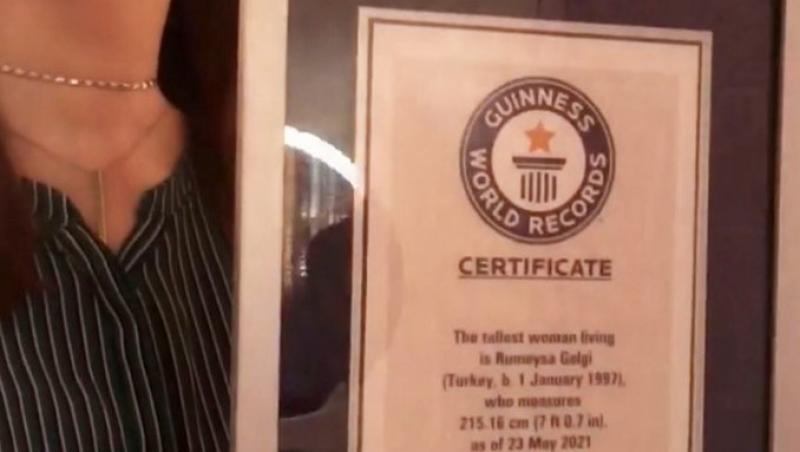 Cea mai înaltă femeie din lume a mai doborât niște recorduri! Cine e și cum arată tânăra Rumeysa Gelgi