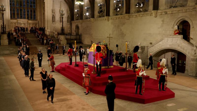 Momentul în care un soldat din garda regală se prăbușește la catafalcul Reginei Elisabeta. Televiziunile au întrerupt transmisia