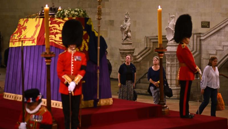 Momentul în care un soldat din garda regală se prăbușește la catafalcul Reginei Elisabeta. Televiziunile au întrerupt transmisia