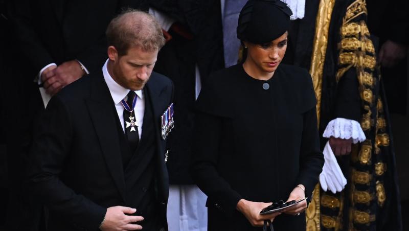 Simbolul „ascuns”, observat de mulți pe pantofii purtați de Meghan Markle la funeraliile reginei Elisabeta. Ce semnificație are