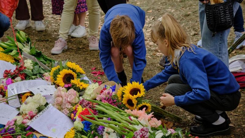 O fetiță a adus o scrisoare emoționantă la moartea Reginei Elisabeta: „Sper că vă veți reîntâlni cu Prințul Phillip”