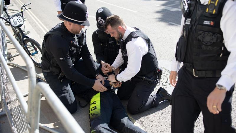 Incident la Westminster Hall. Un bărbat a fost reținut după ce a trecut de bariere și a atins sicriul Reginei Elisabeta a II-a