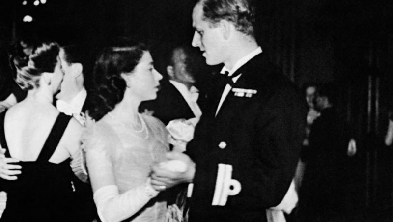 Momentul intim dintre Regina Elisabeta și Prințul Philip care va rămâne în istorie. Imagini rare și speciale cu perechea regală