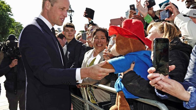 Regele Charles și Prințul William au dat mâna cu oamenii care au venit să-i aducă omagii Reginei