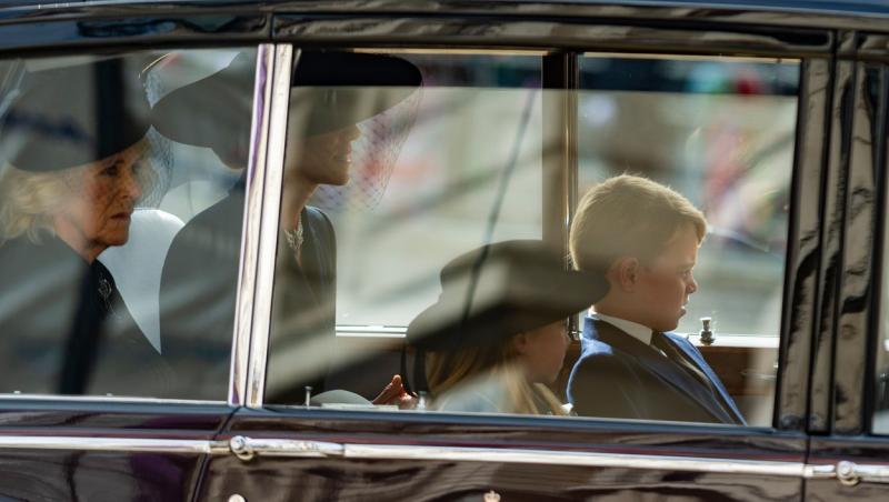Regina Elisabeta a fost înmormântată. Imaginile mișcătoare care arată durerea membrilor Familiei Regale - Foto