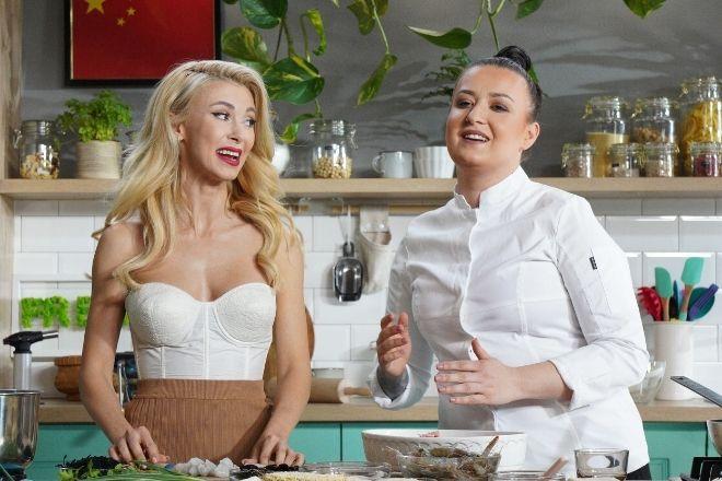 Hello Chef, sezon 4, episod 2. Rețeta pentru dumpling soup  à la Chef Roxana Blenche alături de Andreea Bălan