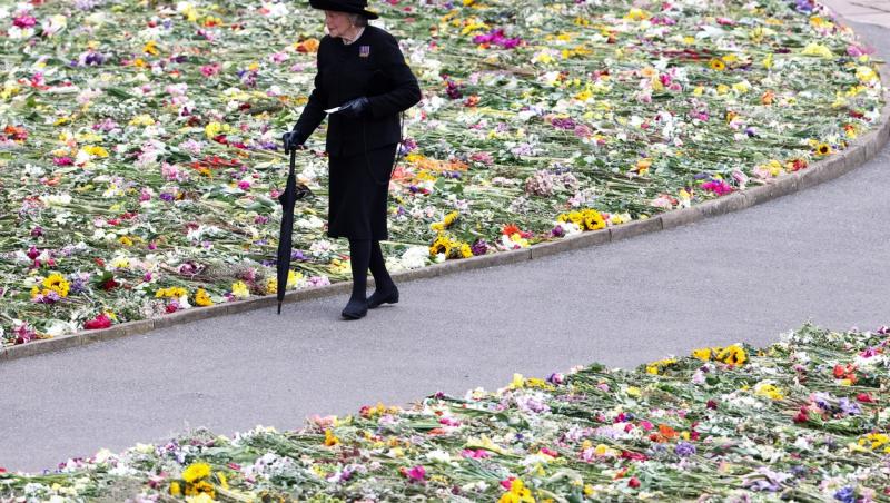 Ce se va întâmpla cu “potopul” de flori lăsat pe alei în onoarea Reginei Elisabeta a II-a. Mulți nu se asteaptă să audă asta