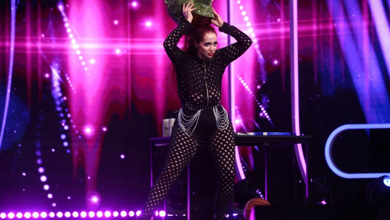 iUmor sezonul 13, 25 septembrie. Amazing Boobzilla a spart obiecte cu sânii. Deliei i-a plăcut: „Poate sunt psihopată”