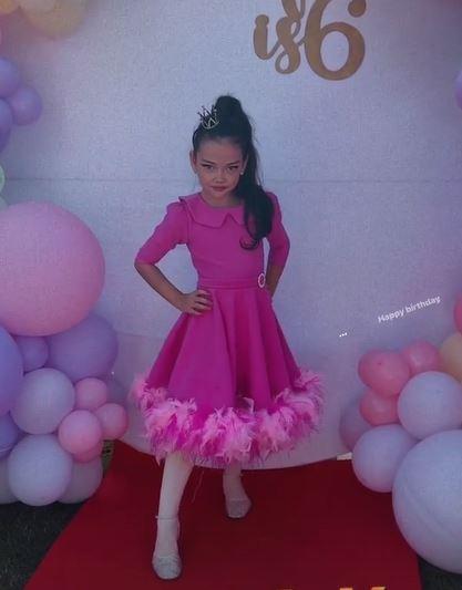 Sofia într-o rochie roz
