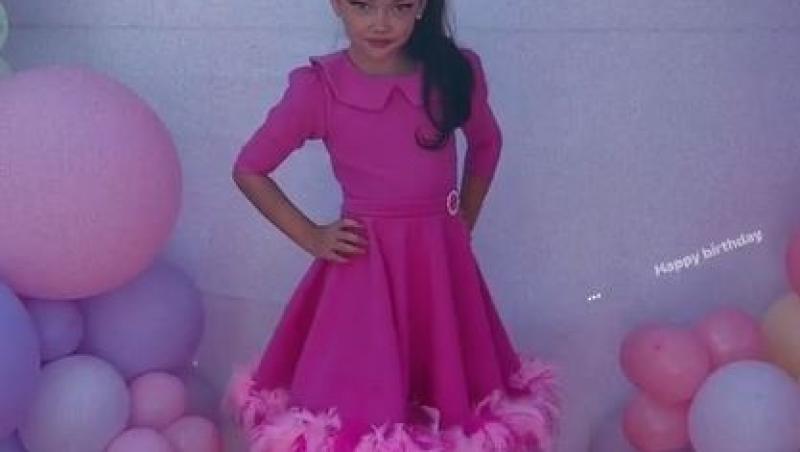 Sofia într-o rochie roz