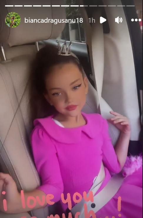 Sofia într-o rochie roz, în mașină