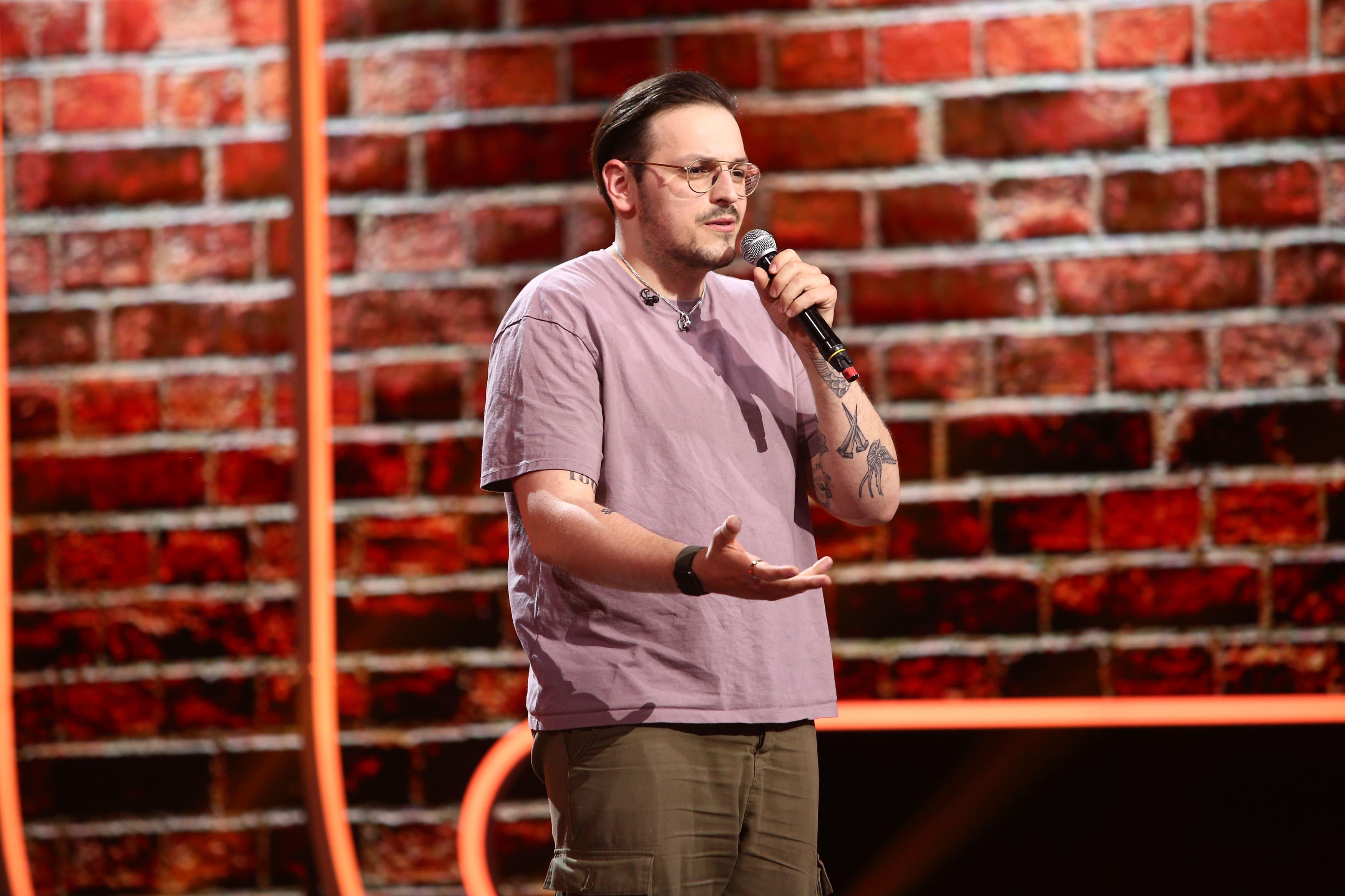 iUmor sezonul 13, 25 septembrie. Liviu Popovici a prezentat un număr de stand-up în engleză: „Stai așa, ești român?”