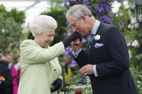 De ce Regina Elisabeta purta mereu cercei cu perle. Majestatea Sa nu se dezlipea de ei