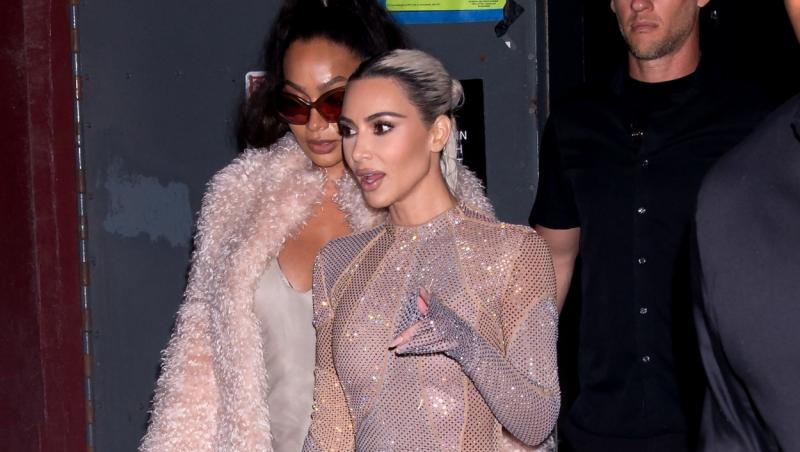 Kim Kardashian surprinde din nou printr-o apariție spectaculoasă.