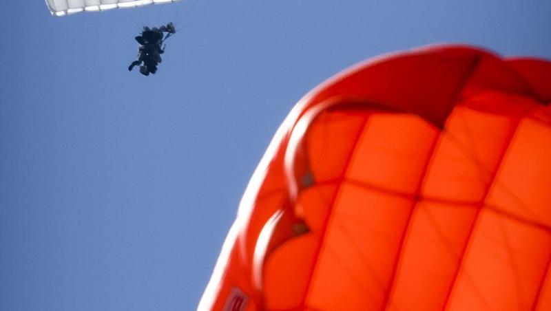 fotografie cu o parașută în aer, la înălțime