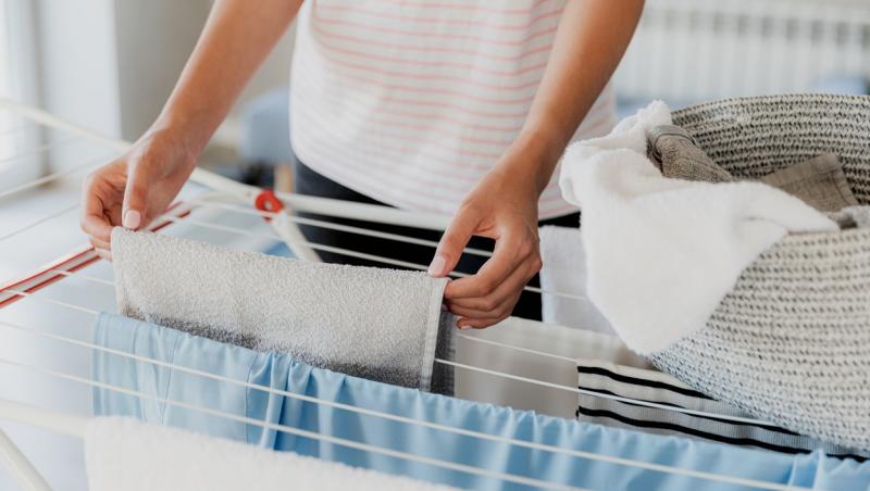 Cum usuci hainele spălate în doar 2 ore, fără cheltuieli și fără aparate! Trucul face senzație pe TikTok