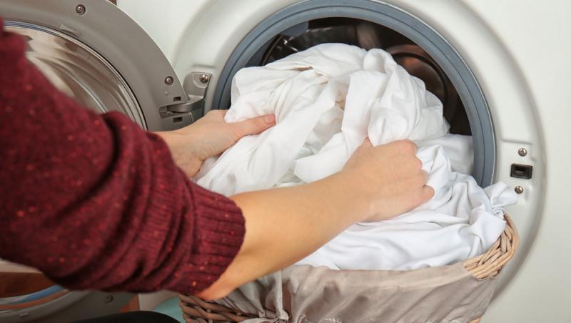 Cum usuci hainele spălate în doar 2 ore, fără cheltuieli și fără aparate! Trucul face senzație pe TikTok