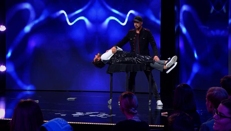 Costel, moment impresionant de levitaţie sub bagheta magicianului Johannes, la premiera Stand-Up Revolution, diseară, la Antena 1