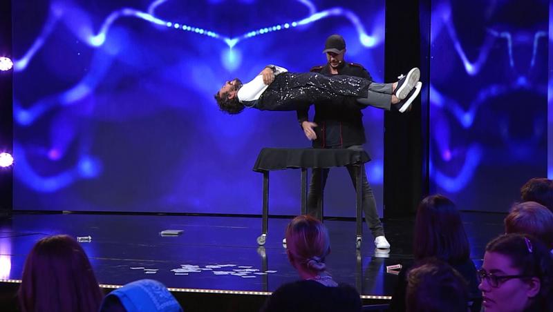Costel, moment impresionant de levitaţie sub bagheta magicianului Johannes la Stand-Up Revolution sezonul 2.