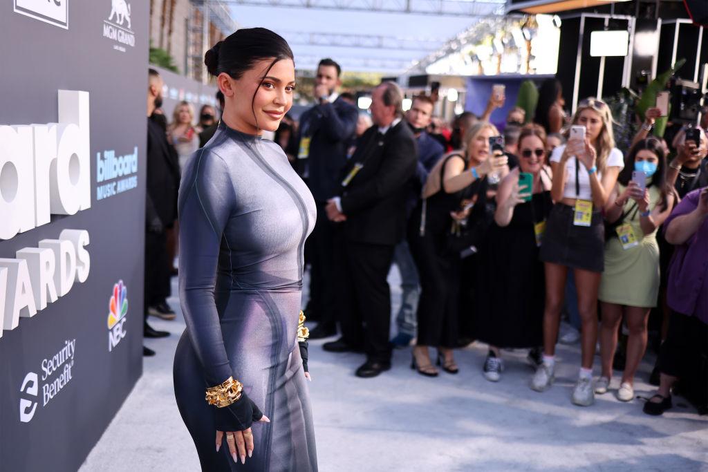Kylie Jenner a făcut senzație la Săptămâna Modei de la Paris. Rochia vedetei de peste ocean a lăsat loc liber imaginației