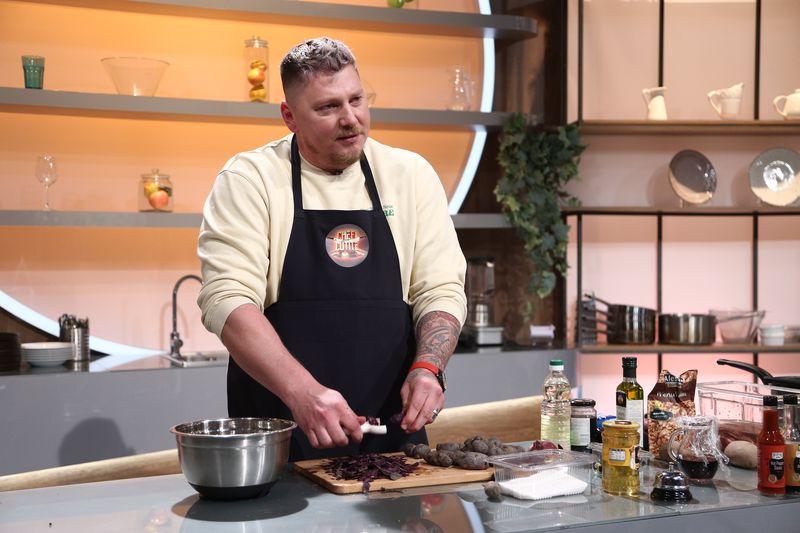 Gabriel Drăgușanu la Chefi la cuțite sezonul 10, gătind