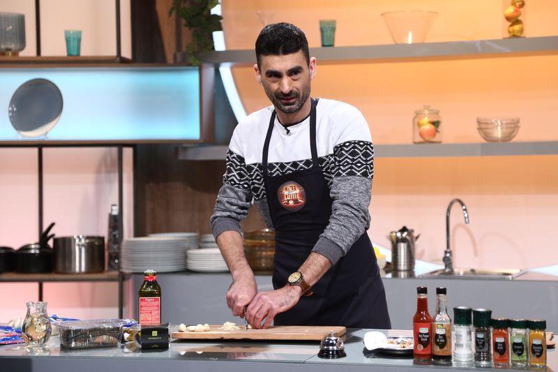 Ionuț Păun în bucătăria Chefi la cuțite gătind