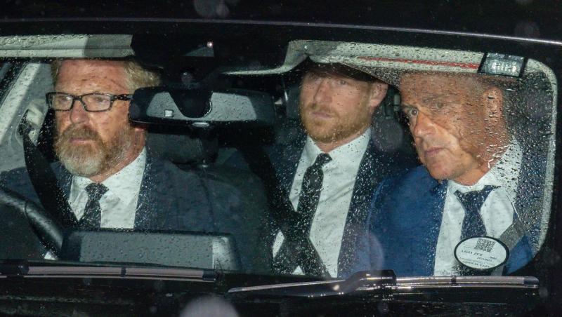 Prințul Harry nu a ajuns la timp să-i fie alături Reginei Elisabeta în ultimele clipe de viață. A fost pozat în lacrimi la sosire