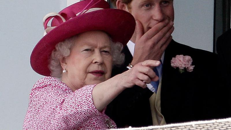 Prințul Harry nu a ajuns la timp să-i fie alături Reginei Elisabeta în ultimele clipe de viață. A fost pozat în lacrimi la sosire