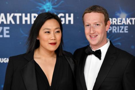 Imaginea cu care Mark Zuckerberg s-a mândrit în mediul online. Soția lui, Priscilla Chan, și-a etalat burtica de gravidă