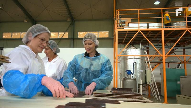 Iulia Albu la fabrica de ciocolată