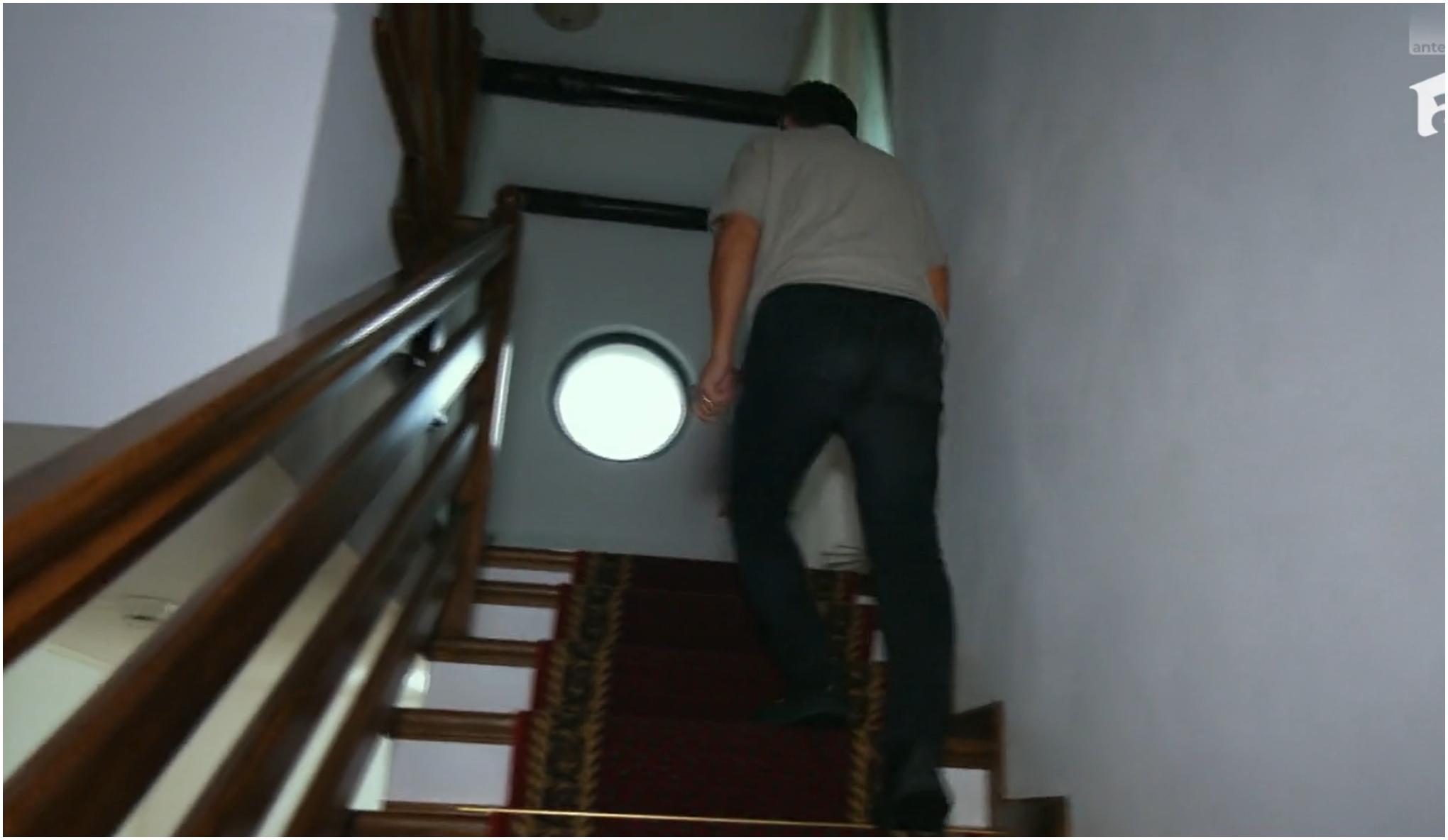 Nea Marin, urcând scările