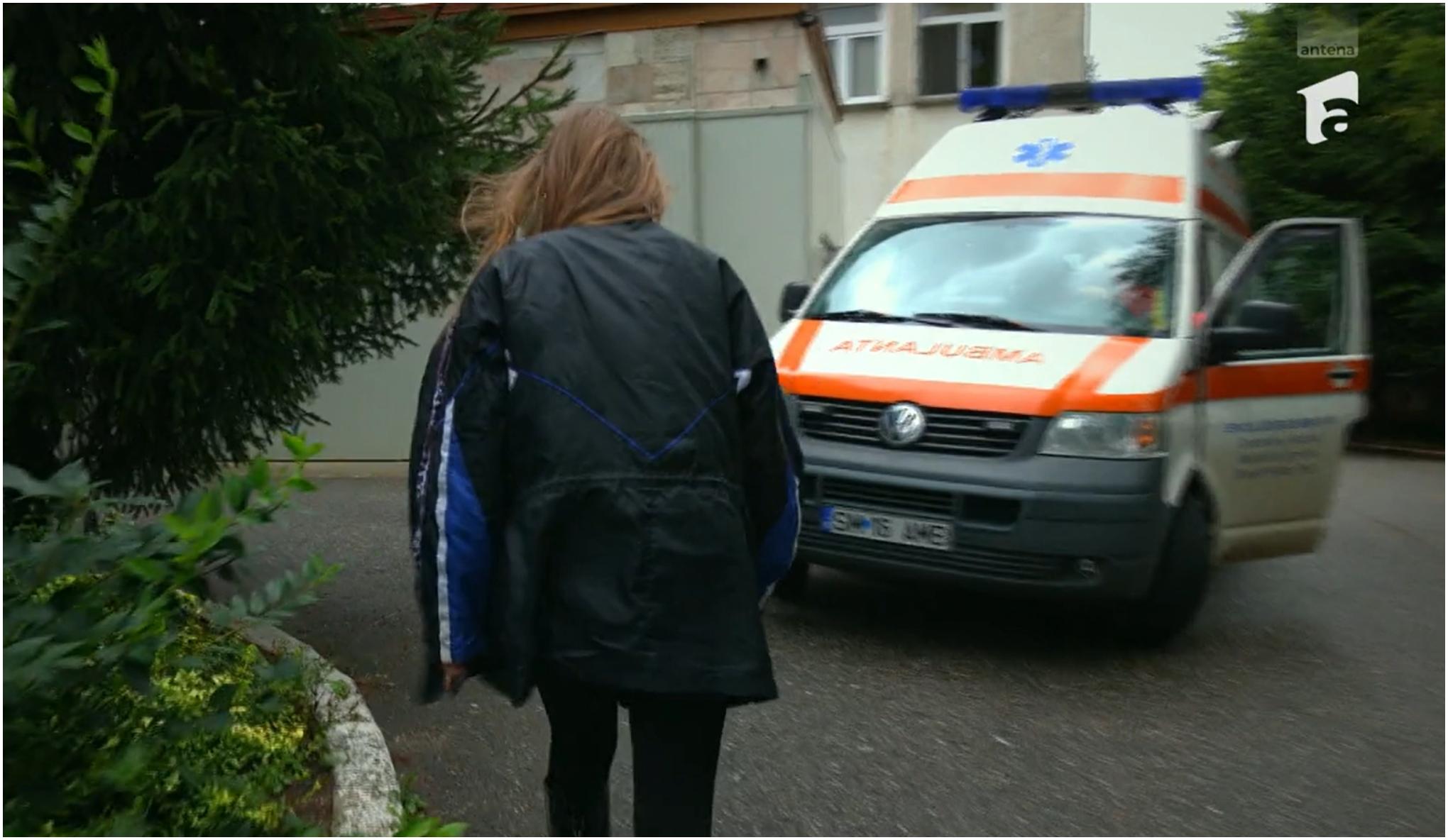 Iulia Albu, în fața unei ambulanțe