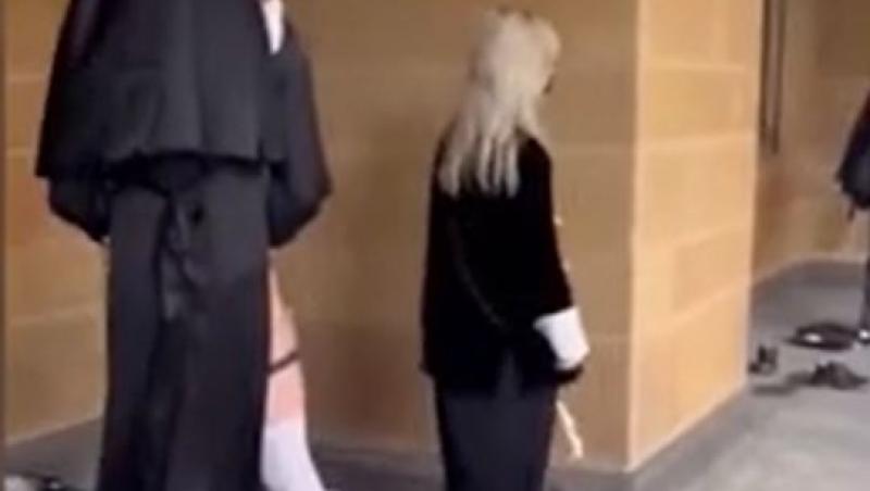 Imagini scandaloase în fața unei biserici. O femeie se plimbă în fața lăcașului într-un costum sumar de călugăriță și pe tocuri
