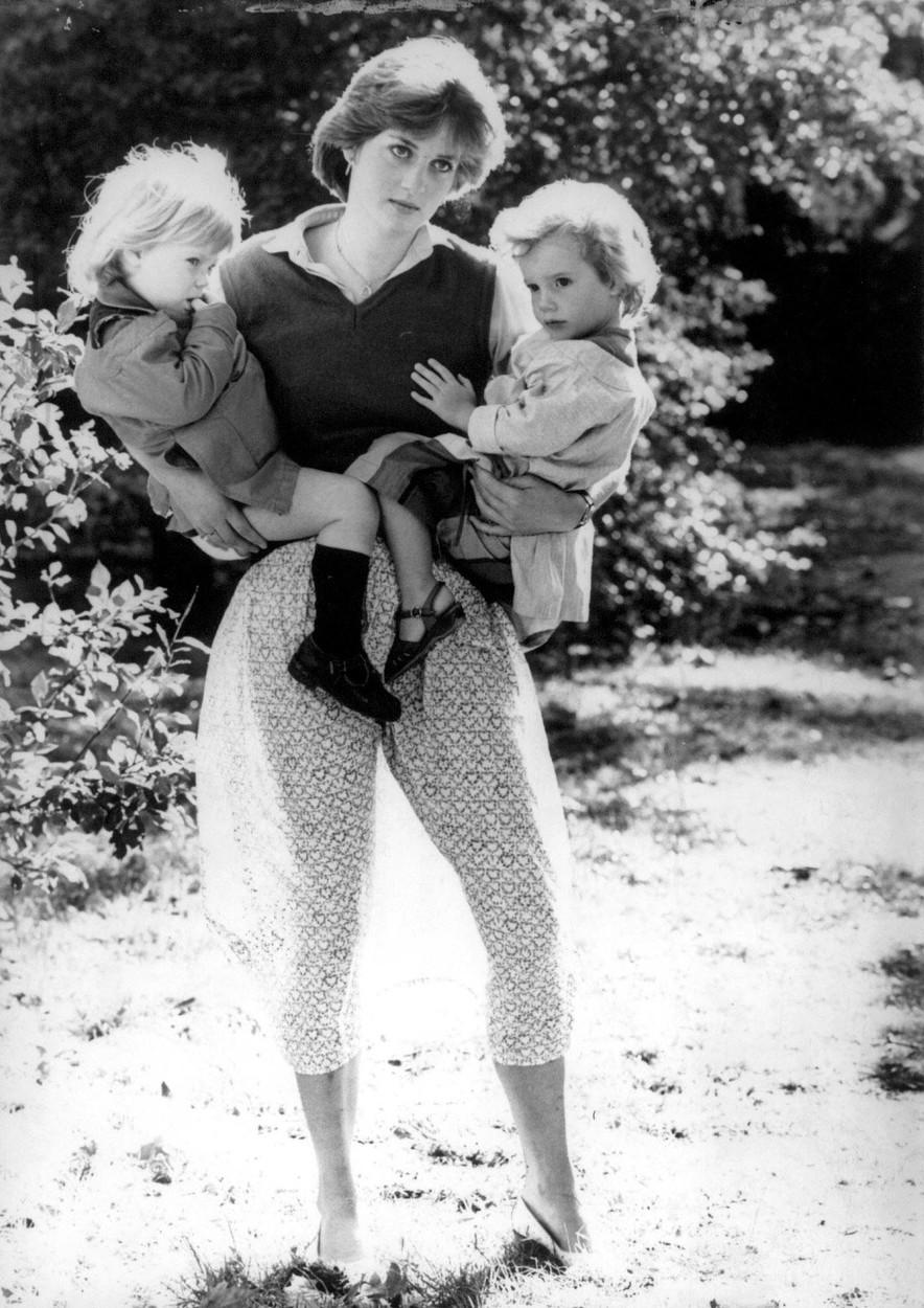 Prințesa Diana îi ține în brațe pe Prințul Harry și Prințul William