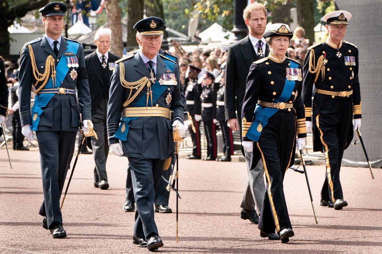 Prințul Harry, Regele Charles și Prințesa Anna la funeraliile Reginei Elisabeta