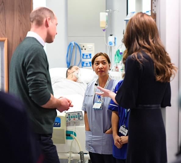Prințul William și Kate Middleton stau de vorbă cu personalul medical