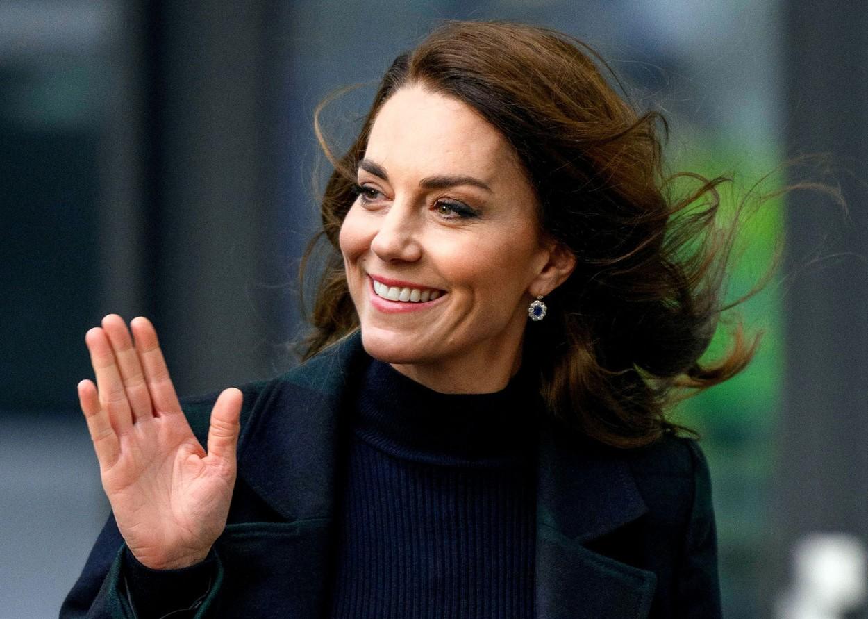 Kate Middleton salută cetățenii
