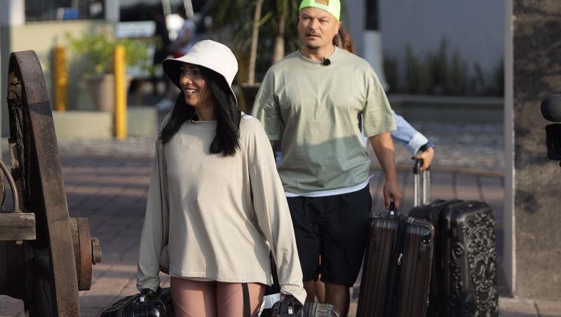Puya și soția lui, Melinda, la America Express cu bagajele în mână