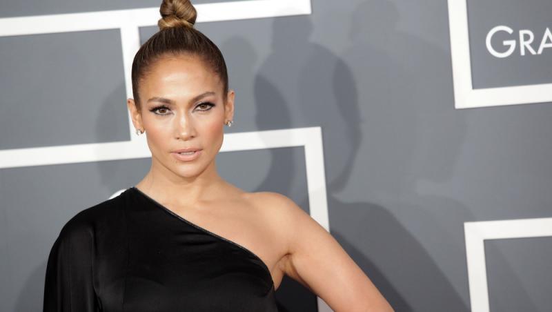 Jennifer Lopez a explicat pas cu pas care e rutina sa de îngrijire pentru față. Secretul cântăreței pentru un ten de porțelan