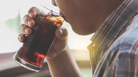 Ce se întâmplă în organismul bărbaților care consumă băuturi îndulcite. Concluzia unui studiu recent