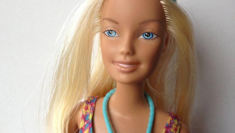 Cum arată păpușile Barbie fără machiaj. O artistă a șters fața figurinelor și le-a dat o înfățișare naturală