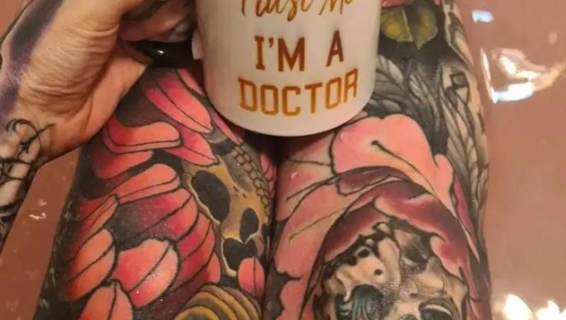 Ea este cel mai tatuat medic din lume. A petrecut 300 de ore la salon, dar oamenii o critică tot timpul: „Lumea evoluează”
