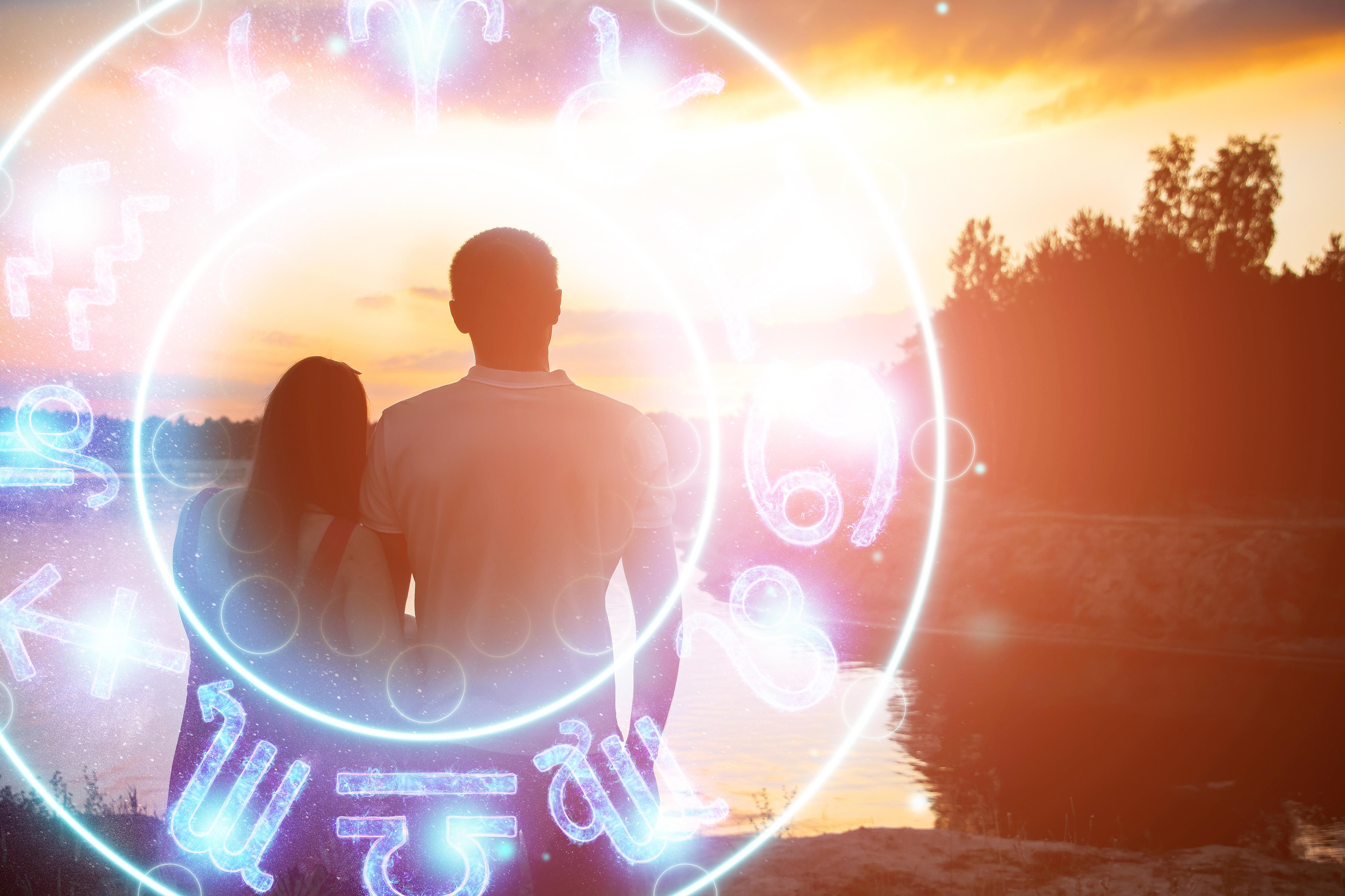 imagine cu un cerc al zodiilor alabstru în care se află două persoane care se căsătoresc care arată horoscopul 2023