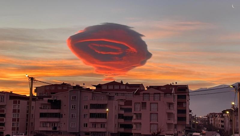 Un nor spectaculos care a creat iluzia unui OZN și-a făcut apariția pe cerul din Turcia. Care e explicația meteorologilor